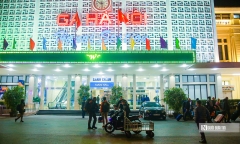 Người dân vội vã lên chuyến tàu cuối cùng để về quê ăn Tết