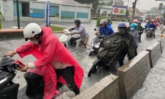 Mưa lớn ở TP.HCM, nhiều tuyến đường ngập nặng