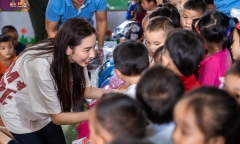 Hoa hậu Thuỳ Tiên tích cực làm từ thiện, lên vùng cao phát quà cho trẻ em