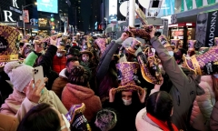 15.000 người sát vai nhau đếm ngược đón năm mới ở New York