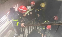 TPHCM: Cảnh sát giải cứu 12 người trong căn nhà bốc cháy 