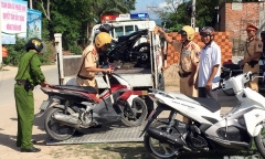 Bị dừng xe vì không đội nón bảo hiểm, 2 chị em ở Ninh Thuận lao vào đánh công an xã