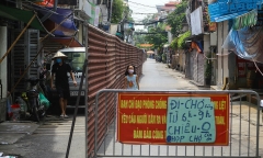 Hà Nội: Cận cảnh con ngõ đầu tiên được dựng rào chắn bằng tôn dài 200m để phòng dịch COVID-19