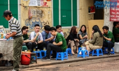 Vỉa hè bị chiếm dụng, dựng xe tràn xuống lòng đường, bao giờ xử lý?