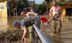Khách nước ngoài dọn rác sau lũ ở Hội An: Muốn góp sức để thành phố xinh đẹp trở lại 