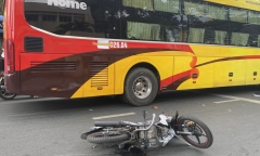 Nam sinh lớp 10 bị cuốn vào gầm ôtô khách