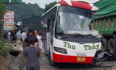 Hiện trường vụ xe khách đâm trực diện xe tải, ít nhất 5 người thương vong