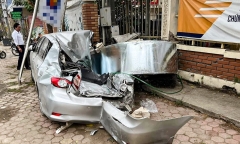 Hiện trường vụ xe Toyota bị cuộn thép nặng hàng chục tấn đè bẹp