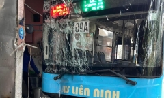 Hiện trường vụ xe buýt mất lái lao vào nhà dân, 2 người nhập viện cấp cứu