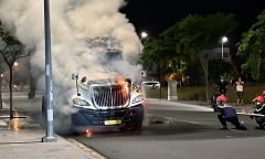 Xe đầu kéo bốc cháy ngùn ngụt, lửa bao trùm khiến người dân náo loạn 