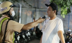 Vi phạm nồng độ cồn bị phạt 7 triệu đồng, người đàn ông gọi bạn nhậu chia tiền phạt
