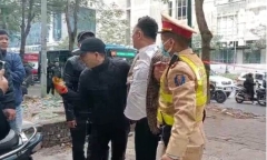 Hà Nội: Khởi tố tài xế không chấp hành đo nồng độ cồn, đá vào mặt CSGT 