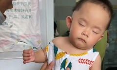 Con gái giả vờ ngủ để không phải tiêm, ông bố nhanh trí lật tẩy 