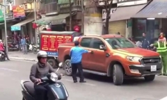 Tài xế rồ ga bỏ chạy khi bị dừng xe để xử lý lỗi, va chạm với nhiều phương tiện