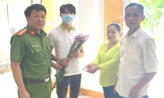 Trên đường đi tiếp sức mùa thi về, nam sinh nhặt được túi nilon chứa tiền