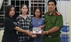 Đi tắm biển về, 3 nữ sinh 18 tuổi bất ngờ nhặt được túi xách chứa nhiều tiền