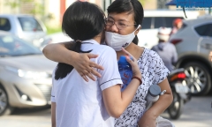 Kỳ thi vào lớp 10 THPT Hà Nội ngày đầu tiên: Thí sinh đến sớm, phụ huynh lo lắng cố cười động viên con