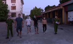 Nhà nội bị ném mắm tôm và gạch đá lúc nửa đêm vì cháu gái nợ tiền