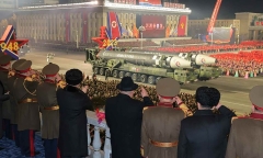 Triều Tiên phô diễn năng lực hạt nhân trong cuộc duyệt binh ICBM lớn chưa từng thấy
