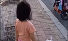 Clip bé gái đứng chờ 2 tiếng trên vỉa hè để gặp người đặc biệt khiến ai nấy rưng rưng xúc động