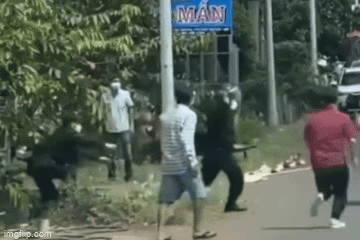 Vụ tên cướp có súng, cố thủ trong nhà dân: Khoảnh khắc chiến sĩ cảnh sát quật ngã đối tượng