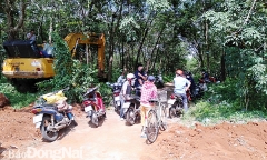Nhiều người dân hiếu kỳ đến xem hiện trường vụ người đàn ông chết treo cổ trong lô cao su