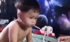 Tin thời sự mới nóng nhất 30/3: Bàn giao bé trai nghi bị ép hút ma túy cho gia đình chăm sóc