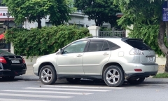 Xe ô tô dừng trên vạch kẻ đường của người đi bộ bị phạt bao nhiêu tiền?