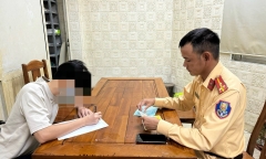 Xử phạt tài xế ô tô đi vào làn khẩn cấp, không nhường đường cho xe ưu tiên
