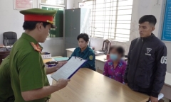 Nghe con gái 13 tuổi kể vào nhà nghỉ với trai lạ, mẹ hoảng hốt đến công an trình báo