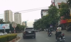 Nghệ An: Tài xế Rolls-Royce xi nhan rẽ trái rồi bất ngờ bẻ lái ẩu khiến cô gái trẻ ngã xuống đường