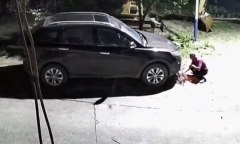 Clip: Người đàn ông say rượu châm lửa đốt ô tô vì cãi vã với con trai