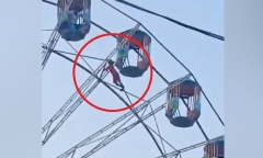Clip: Thót tim bé gái bị văng khỏi cáp treo, treo mình giữa không trung