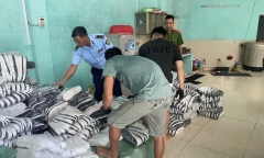 Phát hiện một cơ sở sản xuất hơn 5.000 đế giày giả nhãn hiệu