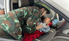 Bé 24 tháng tuổi rơi xuống nước lũ may mắn được cứu sống