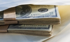  Nhận 200.000 USD và 