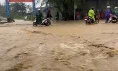 Một xã ở Đắk Lắk phải cấp tốc di dời dân, cho học sinh nghỉ học