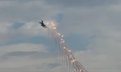 Xúc động hình ảnh người dân lưu luyến chào tạm biệt các chiến sĩ sau nhiệm vụ A80