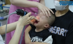 Tưởng con sốt mọc răng, mẹ đưa đi khám phát hiện trẻ mắc bệnh chưa có thuốc đặc trị