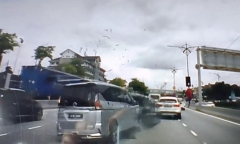 Clip: Khoảnh khắc xe ô tô mất lái, lao như tên bắn gây tai nạn liên hoàn