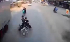 Clip: Kinh hoàng khoảnh khắc xe máy 