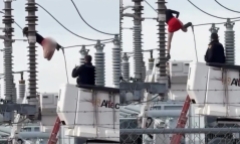 Cô gái biểu diễn