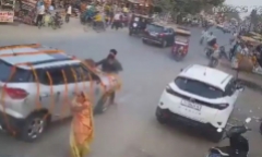 Clip: Xe hoa tông trực diện xe máy, hất văng hai người bay lên không trung