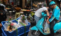 Người dân tất bật chuẩn bị cho Tết Đoan Ngọ, shipper giao đồ cúng