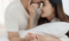 Clip: Người phụ nữ bất ngờ trèo ra cửa sổ căn hộ, hàng xóm hoang mang tột độ