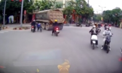 Clip: Cậu bé đạp xe lao thẳng vào điểm mù của xe tải, kết cục ai cũng không ngờ