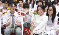 Một trường THCS quy định học sinh không gọi nhau bằng 