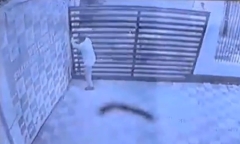 Clip: Cổng sắt bất ngờ đổ sập, nam bảo vệ bị đè trúng tử vong thương tâm