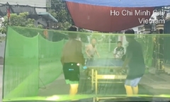 Clip: Nhóm người dùng lưới chặn đường để chơi bóng bàn ở TP.HCM