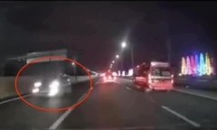 Ô tô bật đèn pha, chạy ngược chiều với tốc độ 